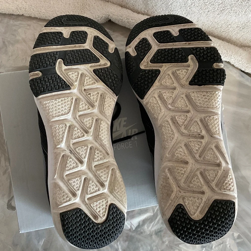 Nike Black and White Athletic Shoes - Picture 5 of 9